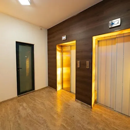 Arte - Free Parking Garage